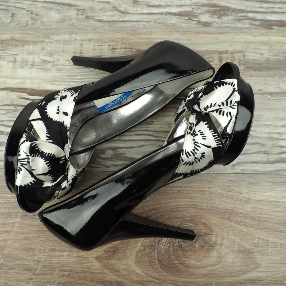 BCBGirls 7.5 black patent peep toe platform pumps - Picture 5 of 7